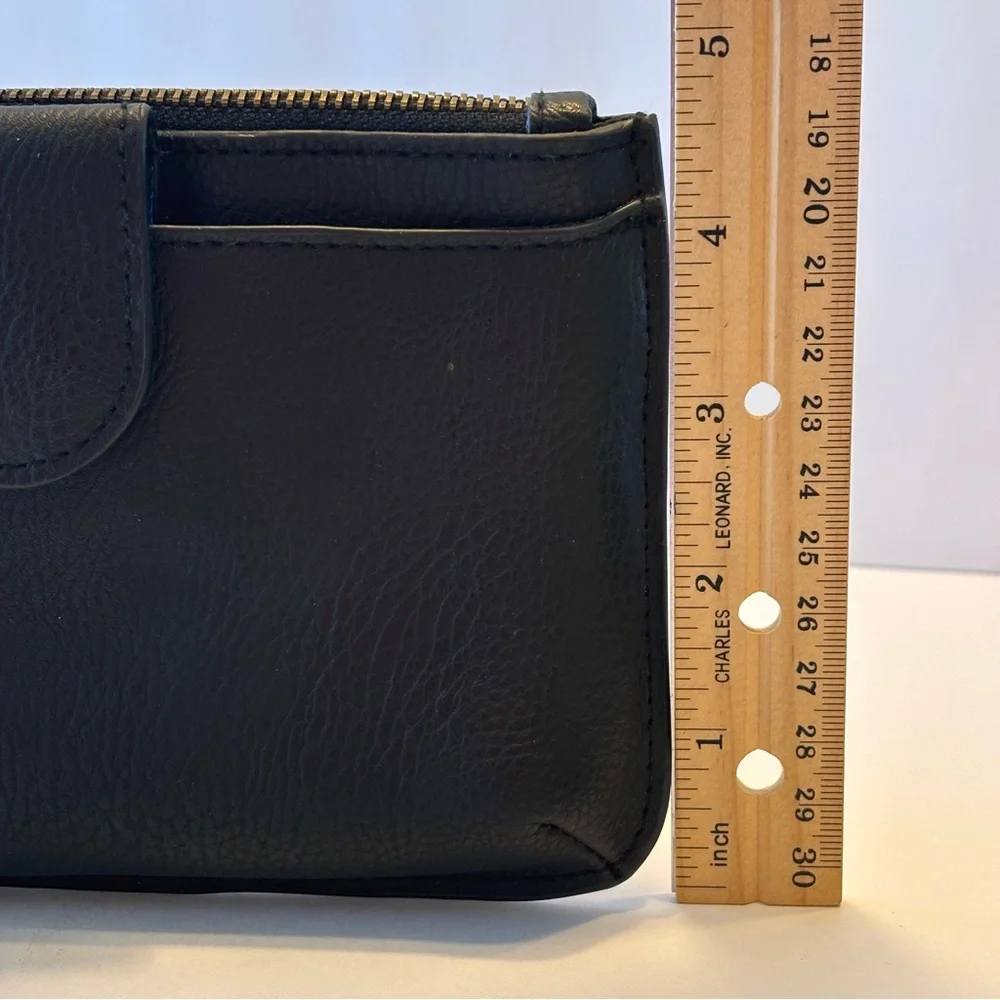 EUC Universal Thread Women's Elegant Black  Faux Leather Wristlet Zip Closure